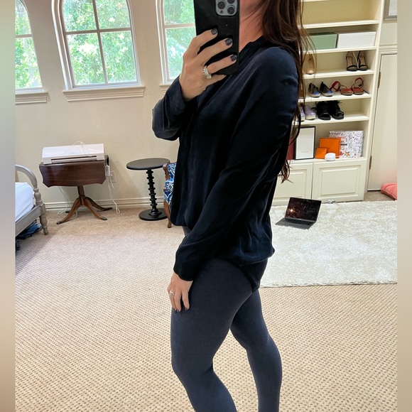 VINCE 100% Silk Navy Blue Dolman Sleeve Placket V-neck Blouse size S - Picture 4 of 7